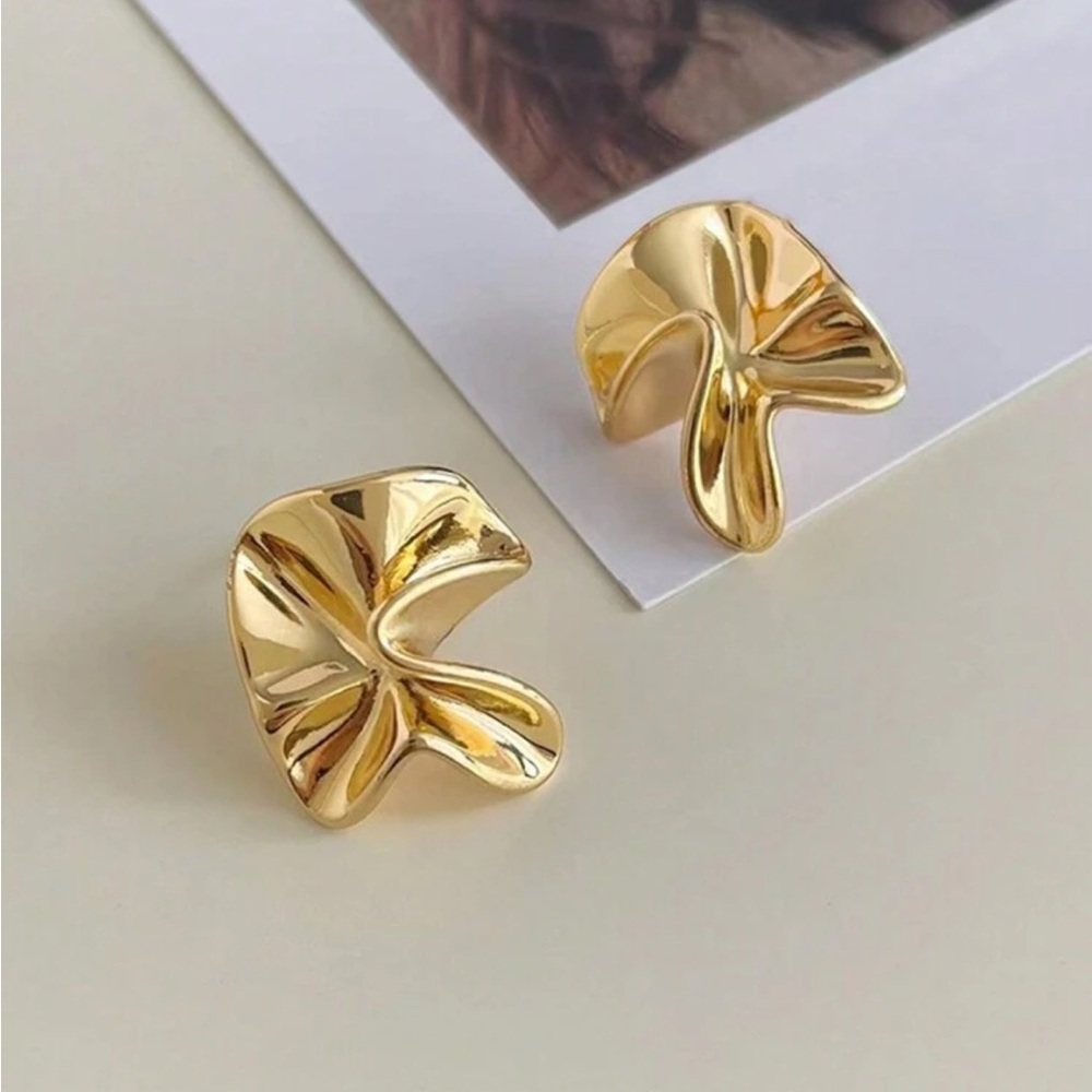 BRAND NEW💖18K Gold Plated Textured Simple Asymmetrical Geometric Stud Earrings